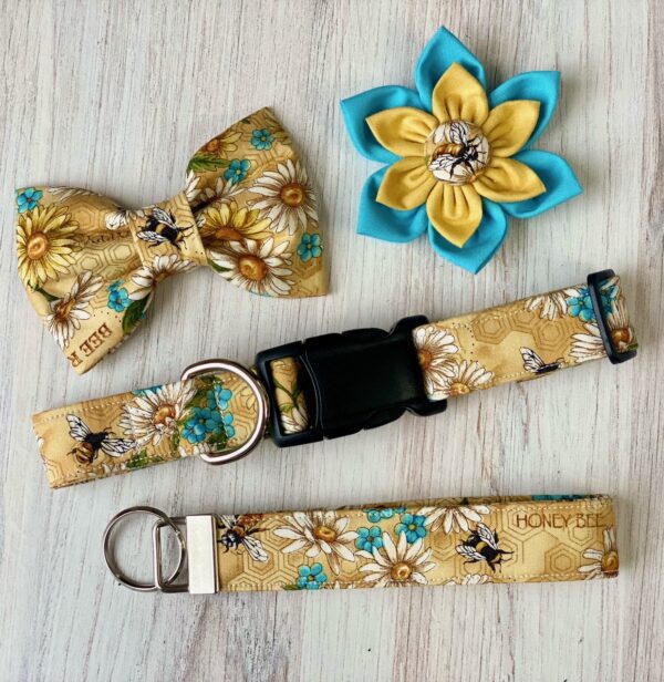 A dog collar, bow tie and flower set.